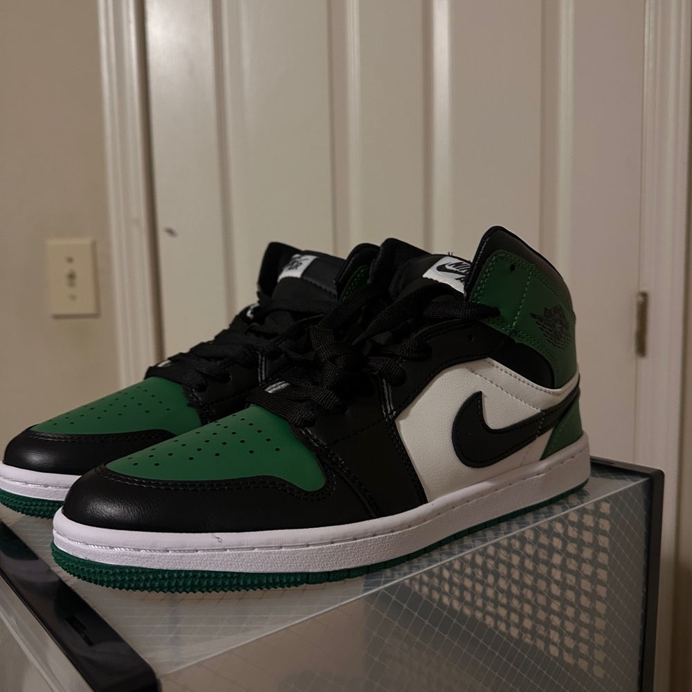 Nike Black, Green, and White High-Tops
